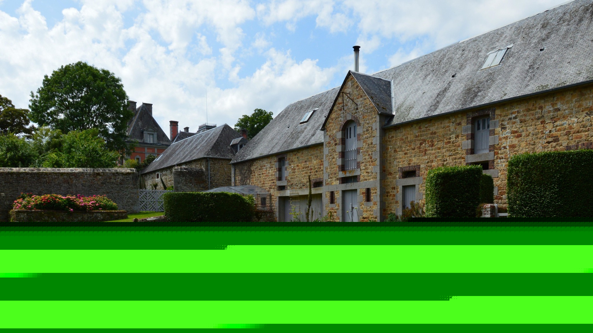 Longère en pierre dans un écrin de verdure